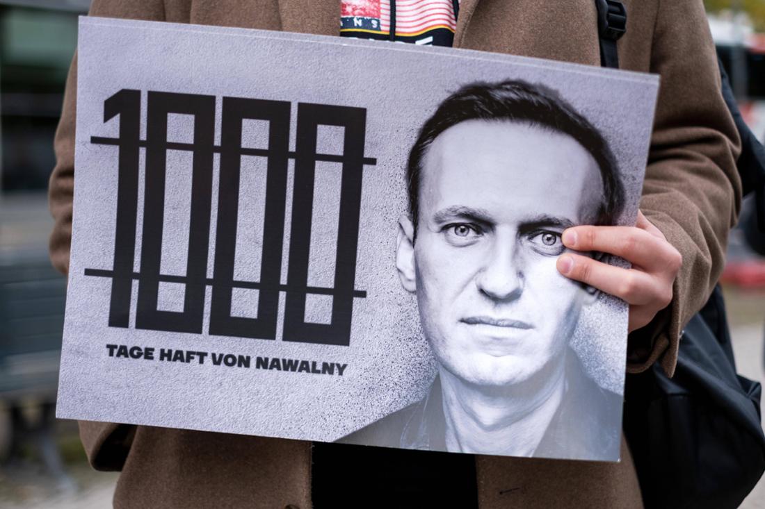 Demonstranten in Berlin solidarisieren sich mit Alexej Nawalny. Der Kreml-Kritiker wurde am 16. Februar fÃ¼r tot erklÃ¤rt.